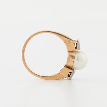 RING, med odlad pärla och två briljantslipade diamanter, Ulf Danielson, Jönköping, 1959.