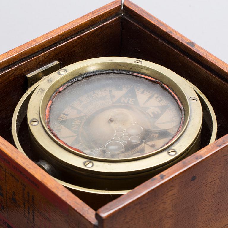 SKEPPSKOMPASS, 2 st, H. Hughes & Son Ltd, London samt Lyth Stockholm.