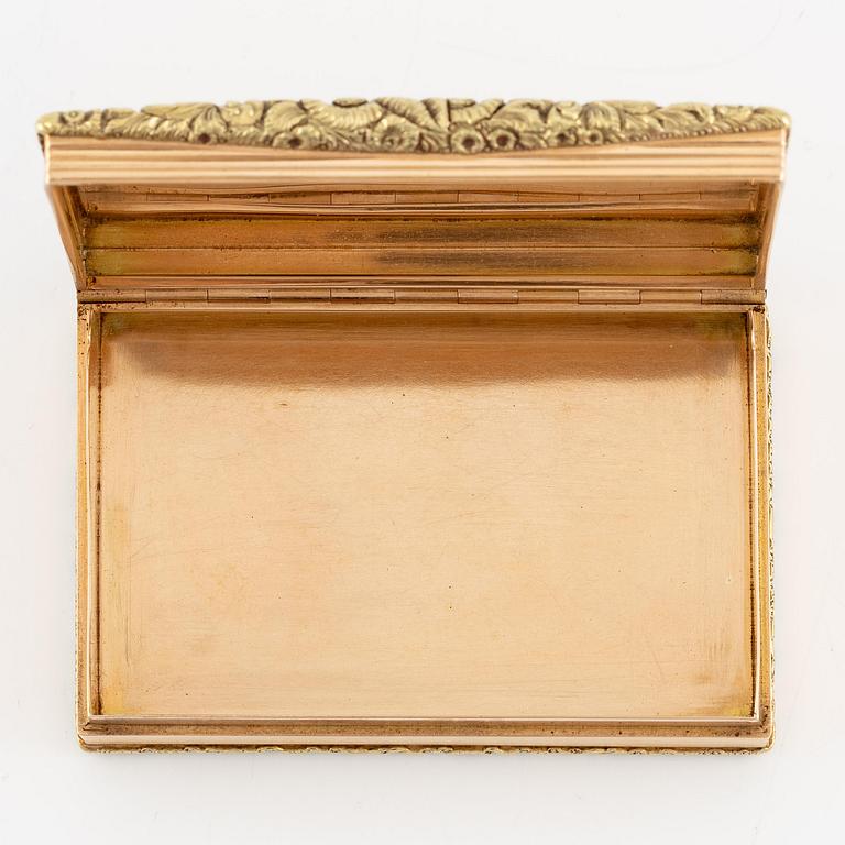 An european 14 carat gold box 'deux couleur', unmarked, probably Central Europe 19th century.