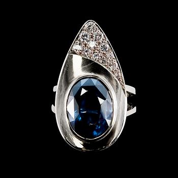 RING, spinell ca 8.00 ct, diamanter ca 0.35 ct.