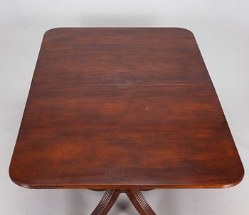 Ruokapöytä ja tuoleja, 13 kpl, Englanti. Tuolit merkitty Rosjohn.