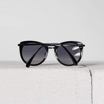 SOLGLASÖGON från Chanel.