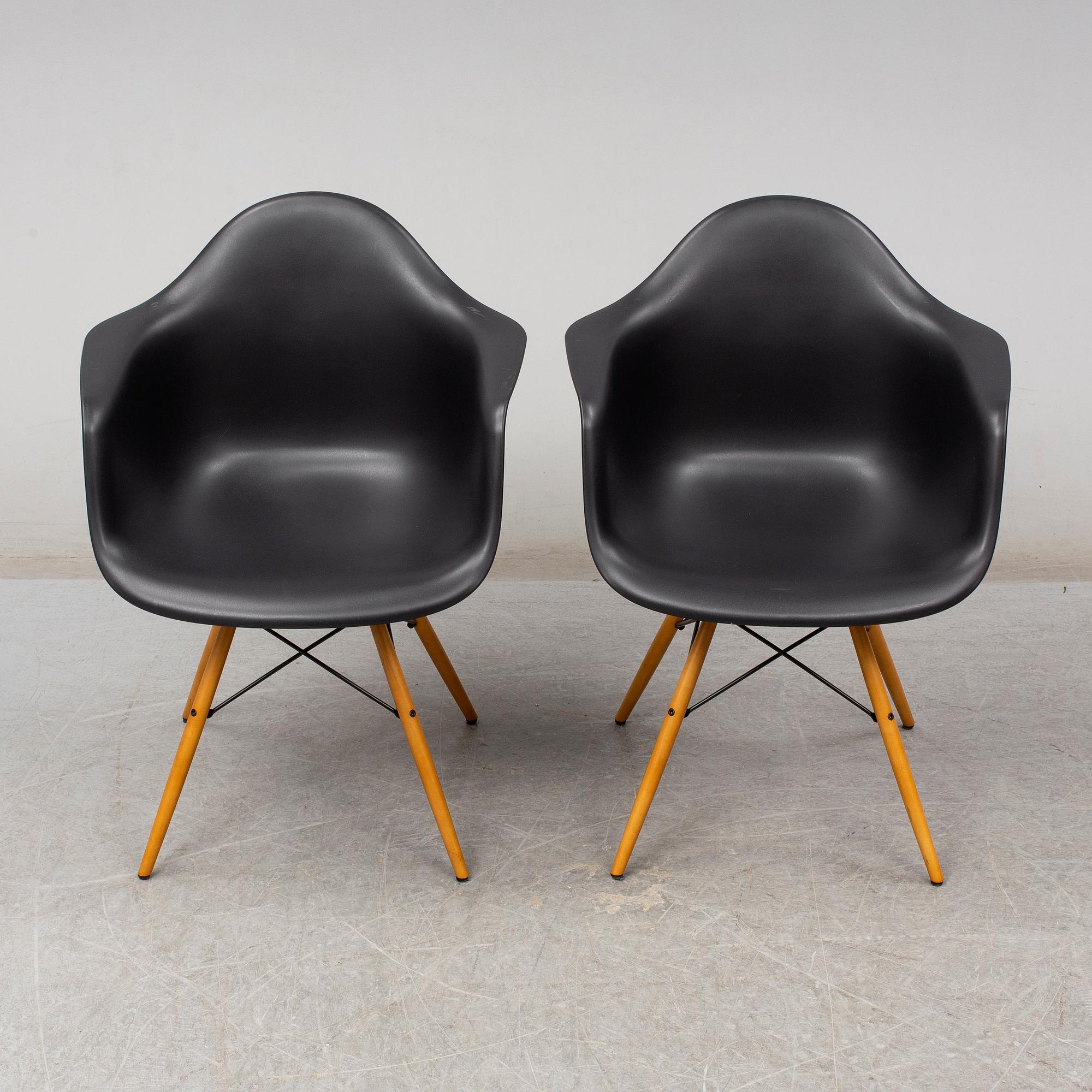 CHARLES & RAY EAMES, karmstolar, 1 par, "DAW", Vitra, 2017.