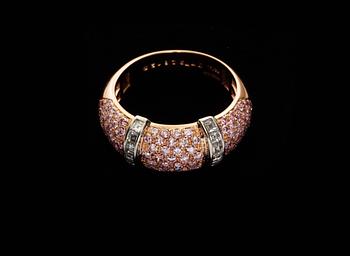 A Boucheron 'Scala' pink and white diamond ring, tot. 1.04 cts of pink, 0.47 cts of white diamonds.