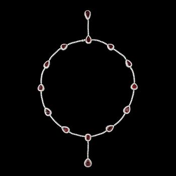 1316. A ruby, tot .app. 15 cts, and brilliant cut diamond necklace, tot. 6.50 cts.