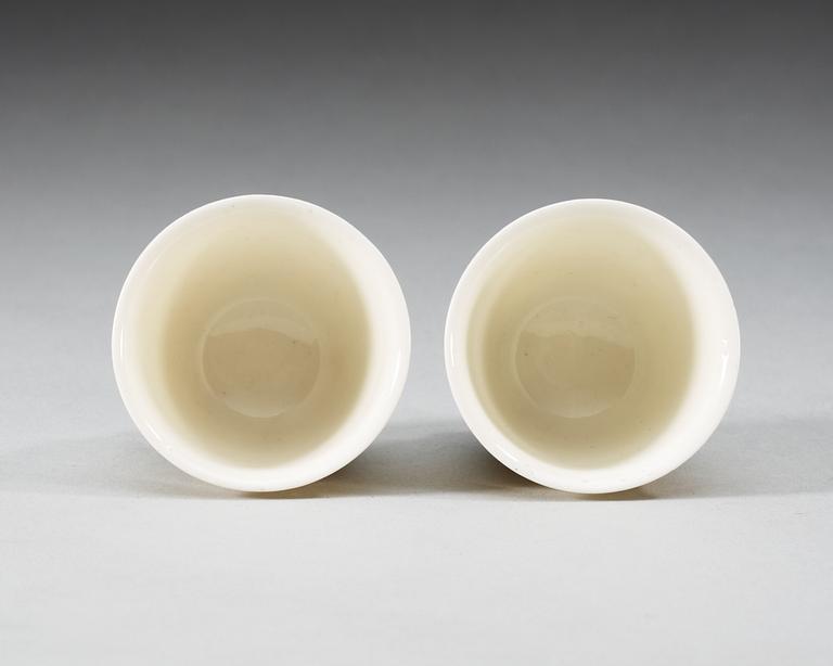 VINKOPPAR, ett par, blanc de chine. Qing dynastin, Kangxi (1662-1722).