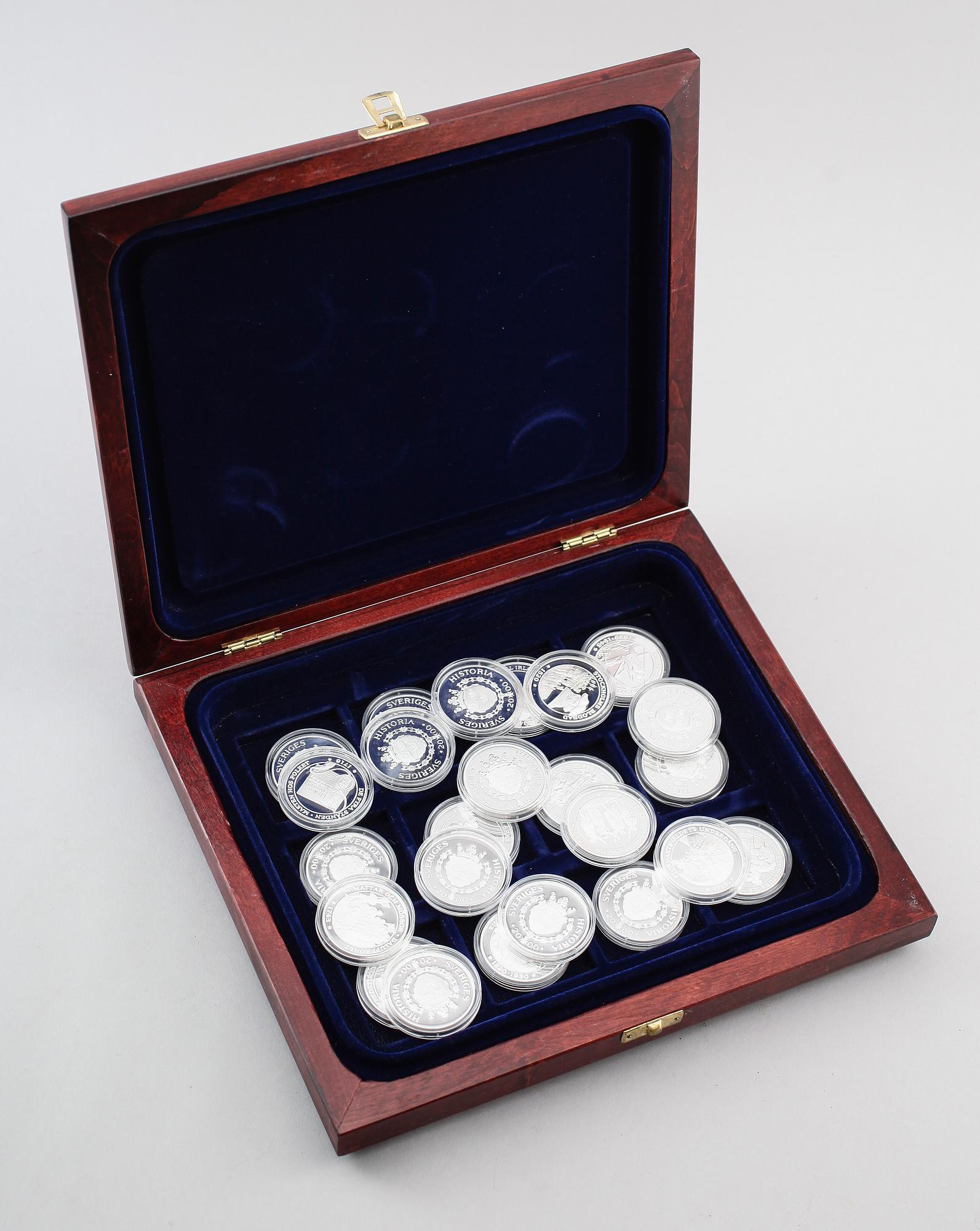 MINNESMEDALJER, 24 st, silver, "Sveriges Historia", 2000. Vikt ca 528 gram.