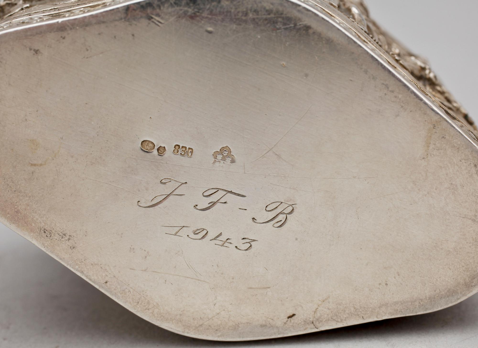 DOSA, silver, Svenska importstämplar, 1900-tal. Vikt 106 g.