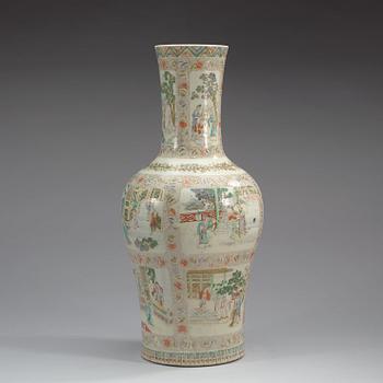 A famille verte vase, late Qing dynasty (1644-1912).