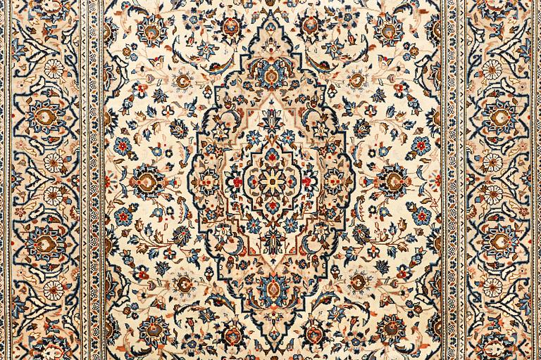 A carpet, Kashan, ca 310 x 189 cm.