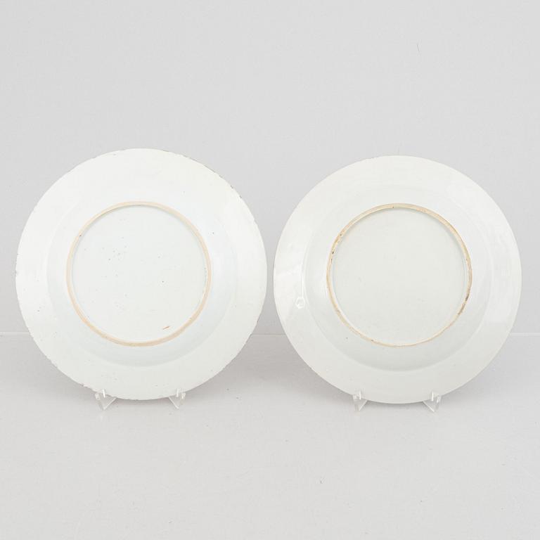 Two pairs of Chinese export porcelain plates, Qing dynasty, first half of the 18th century including  Yongzheng.