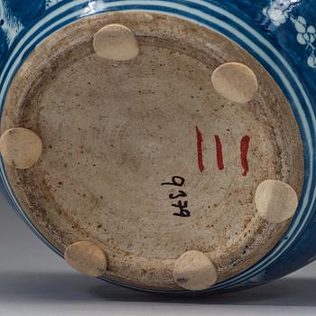 A blue and white scrollpot/fish basin, Qing dynasty, 19th Century.