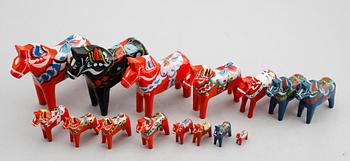 DALAHÄSTAR, 15 st, skuret och bemålat trä, 1900-/2000-tal.