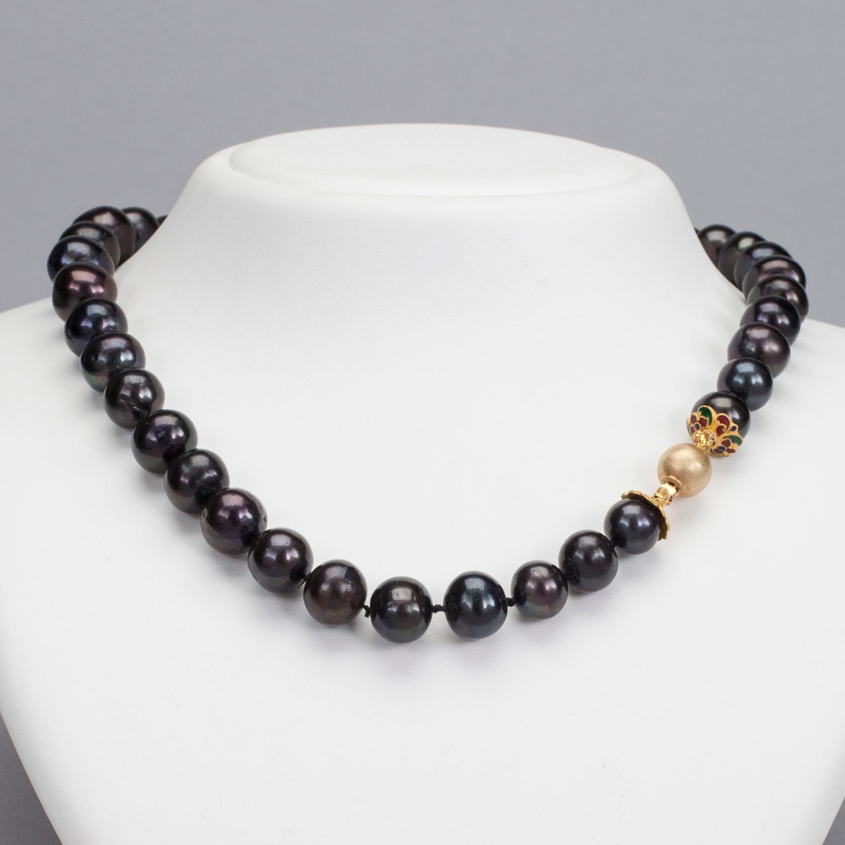 PÄRLCOLLIER, odlade lila/grön tonade pärlor, 14K guldlås med emaljdekor. Sekelskiftet 1900/2000-tal.