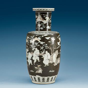 1625. A black and white and enamel red jar, late Qing dynasty.
