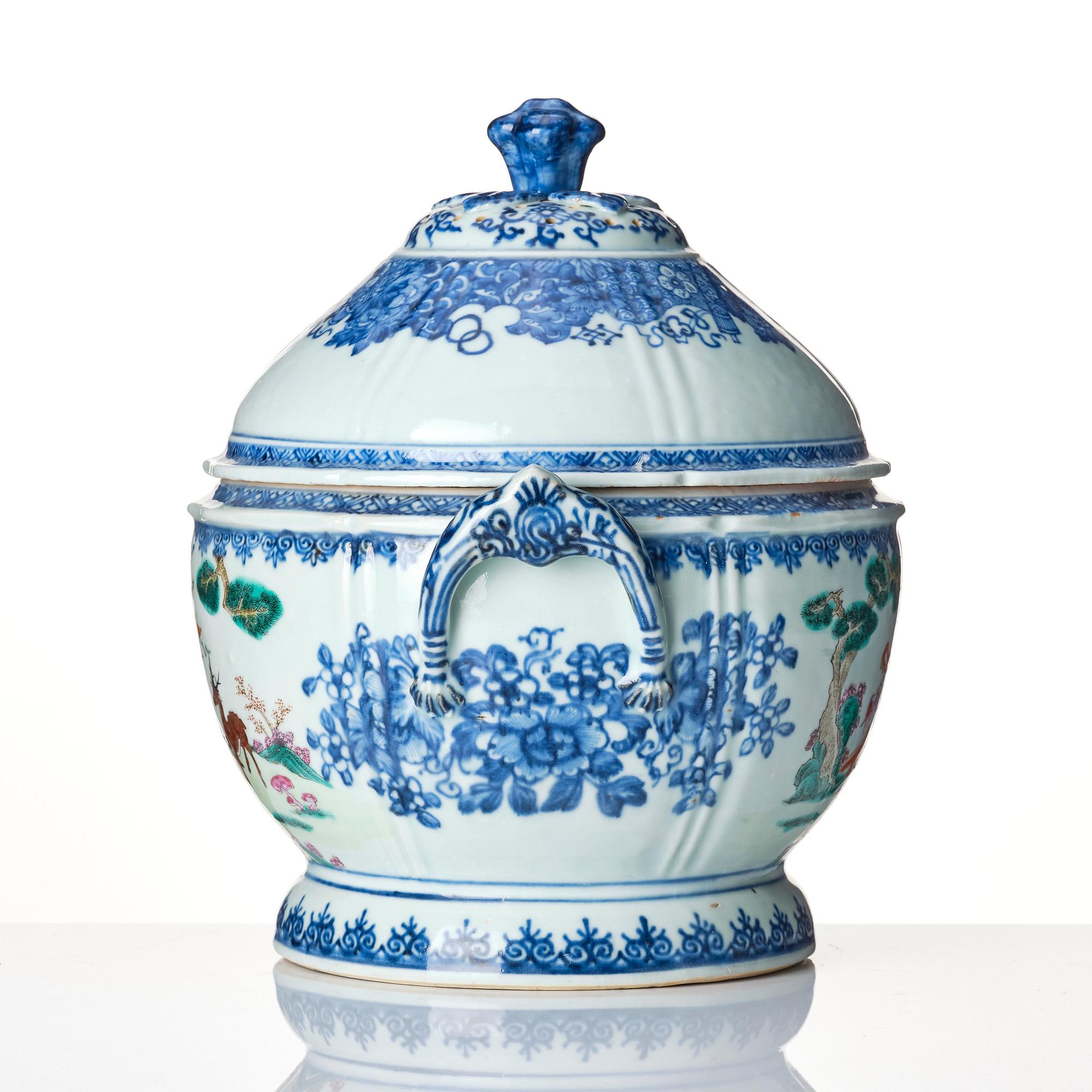 Terrin med lock, porslin. Qingdynastin, Qianlong (1736-95).