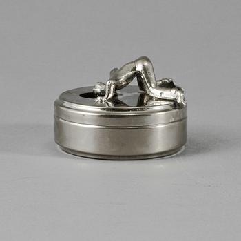 MANSCHETTKNAPPSASK, vitmetall, 1900-talets andra hälft.
