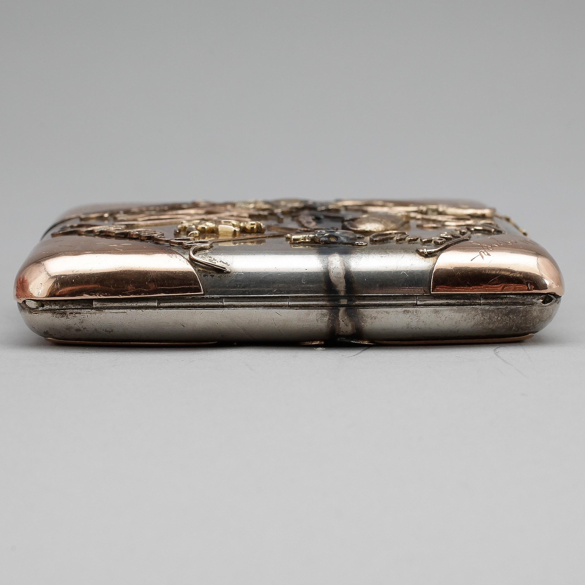 CIGARETTETUI, silver med detaljer av guld, Moskva, sekelskifte 1800/1900. Total vikt ca 232 g.