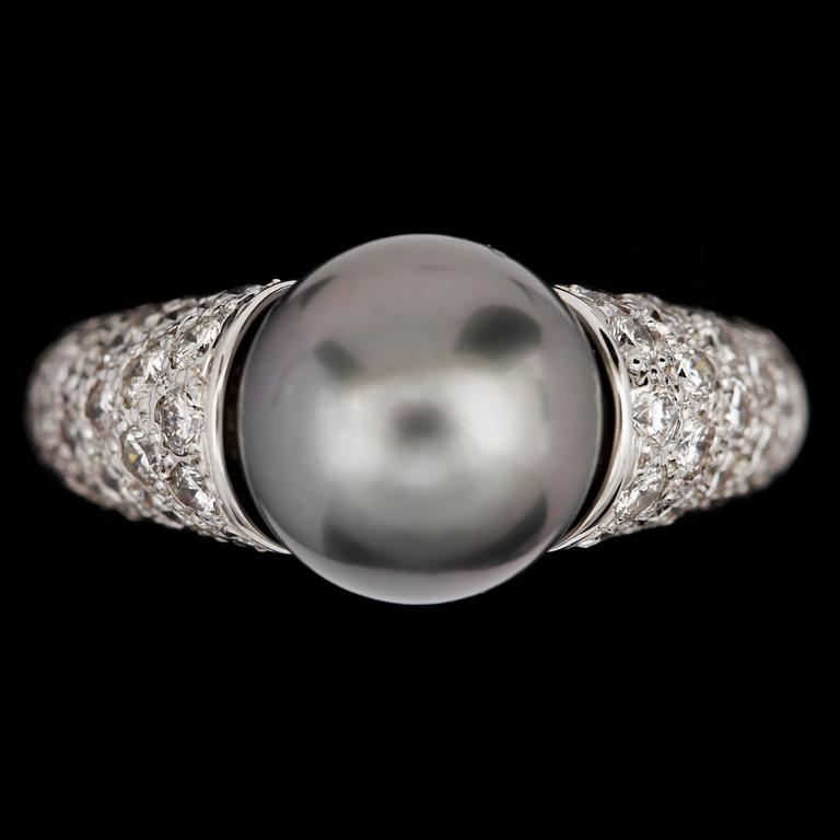 RING, odlad Tahiti pärla, 11 mm, med briljantslipade diamanter, tot. 1.50 ct.