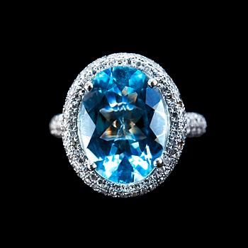 A RING, aquamarine c. 5.00 ct, 14 x 10 mm. 247 small diamonds tot. c. 1,20 ct.