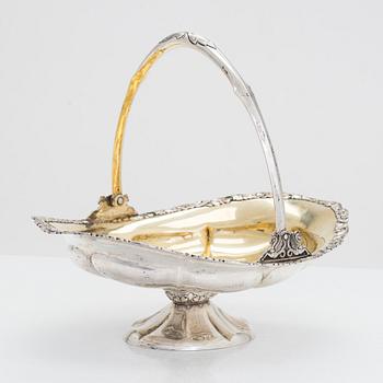 A parcel-gilt bread basket, Suomen Kultaseppä oy, Turku 1930.