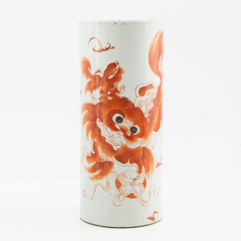 A brush vase decorated in red with buddhist lions and calligraphy, early 20th century.