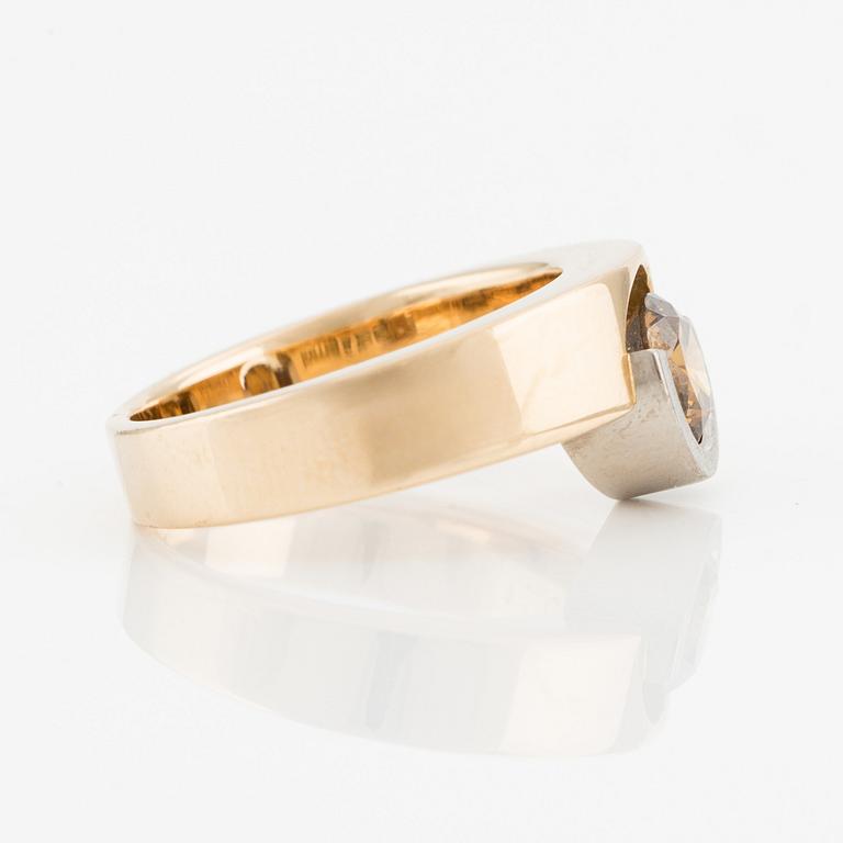 Ring, 18K guld med orangebrun briljantslipad diamant.