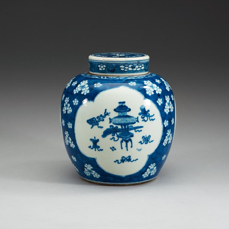 KRUKA med LOCK, porslin. Qing dynastin.