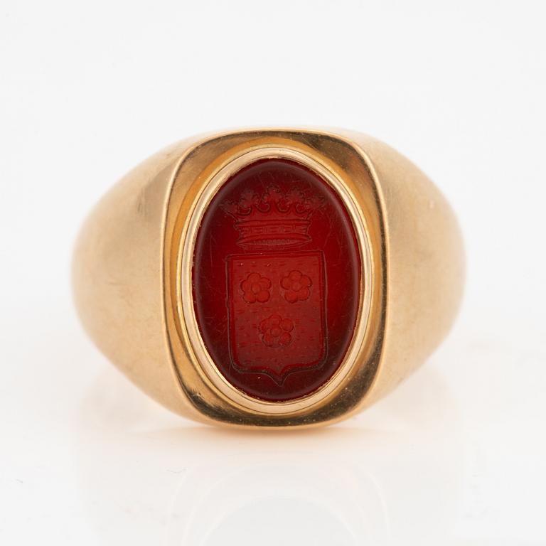 An 18k gold and carnelian signet ring for the comital line of von Rosen (nr.85).