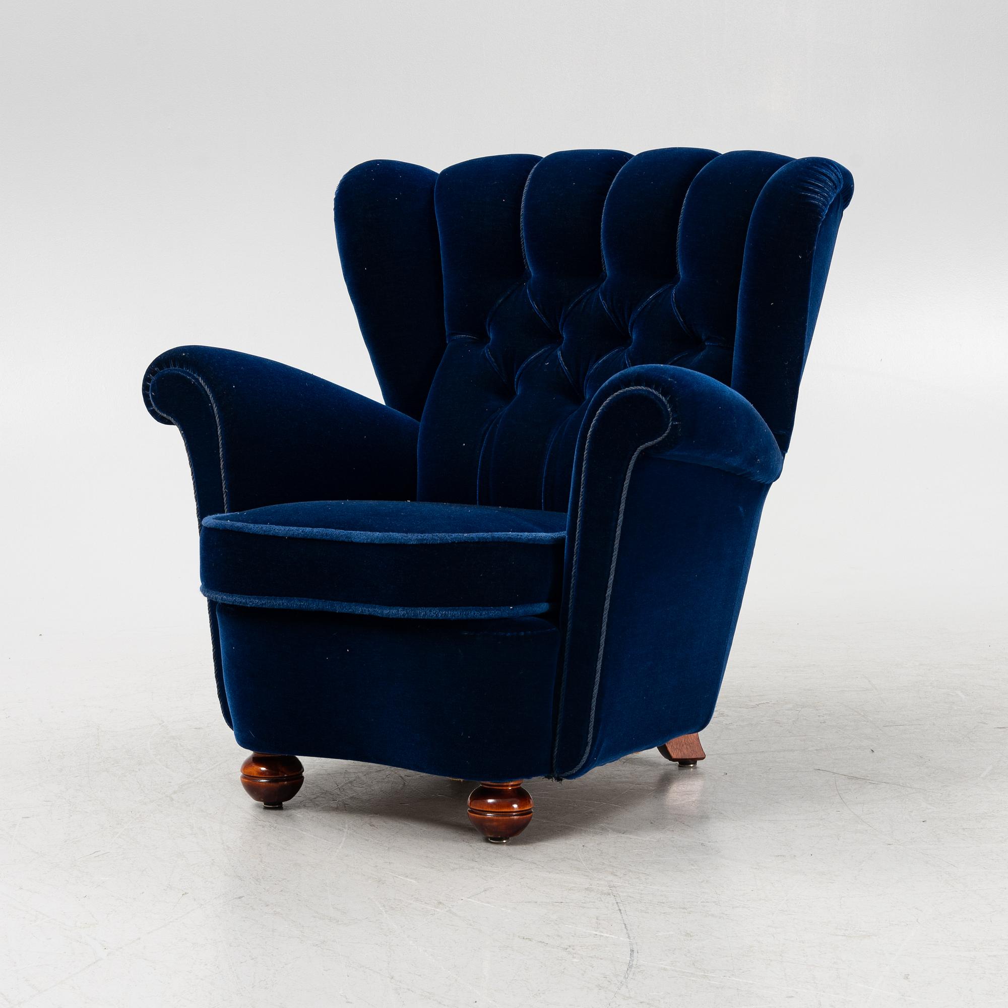 A 1940s lounge chair.