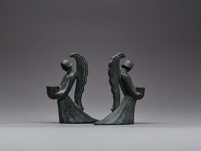 LJUSSTAKAR, ett par, patinerad brons, troligen Ystad metall.