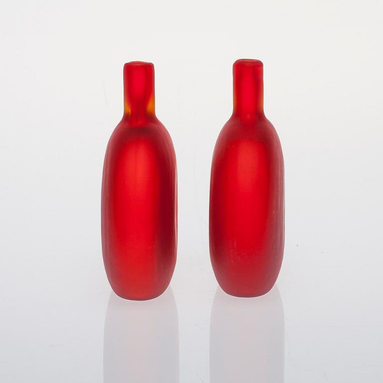 FLASKOR, 2 st, glas, "Smultronstället", signerade O. Toikka Nuutajärvi. 1980-tal.