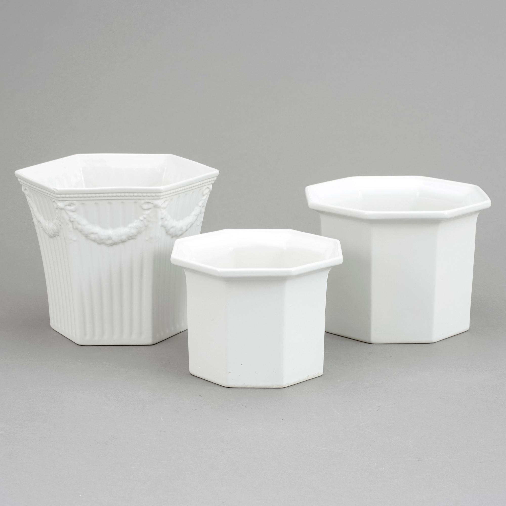 YTTERFODER, porslin, "Oktavius", 2 st, samt "EMPIRE", Karin Björquist, Gustavsberg.