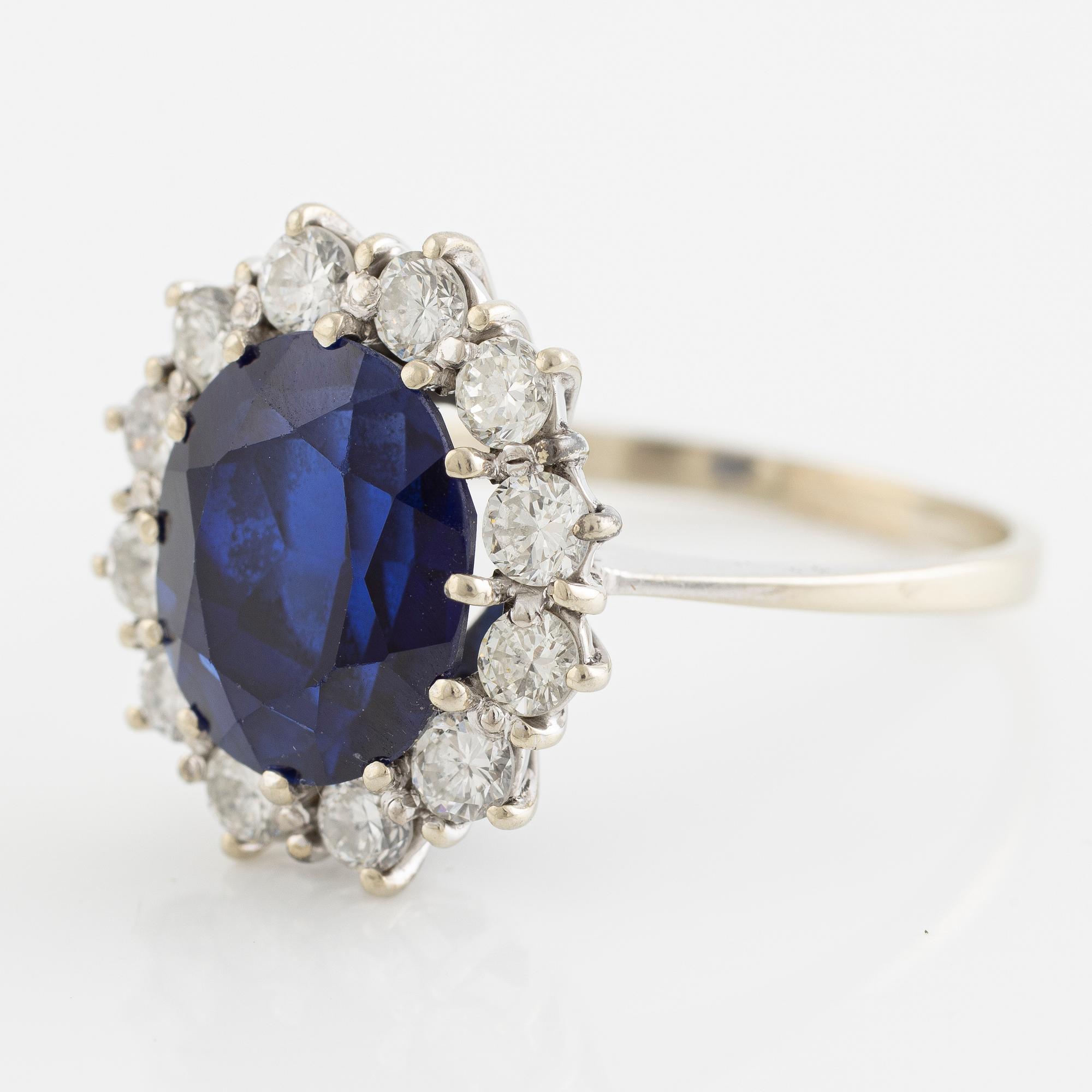 Ring, carmosé, 18K white gold with synthetic sapphire and brilliant-cut diamonds.