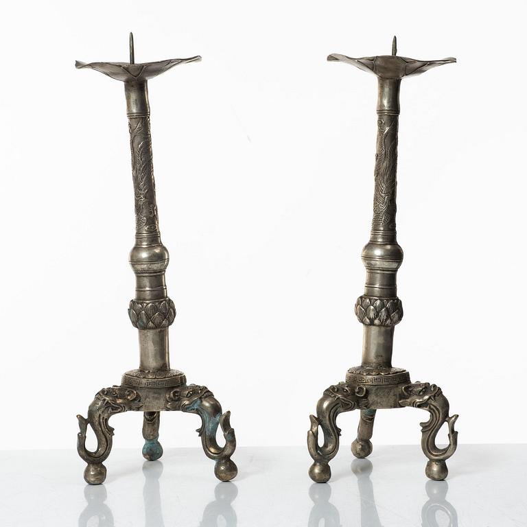 Ljusstakar / altarstakar, ett par, vitmetall, Kina, 1900-tal.