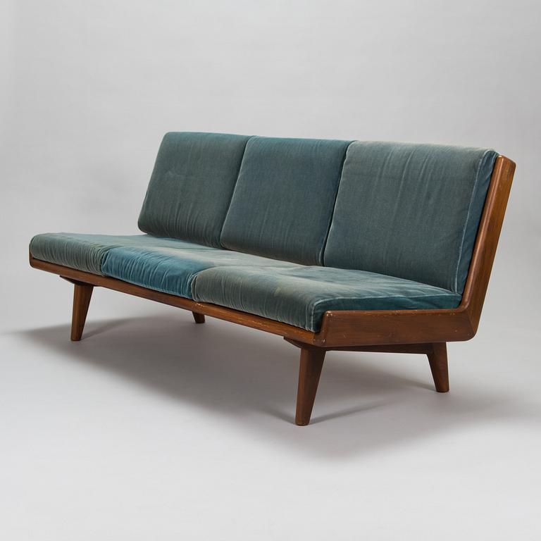 Carl Gustaf Hiort af Ornäs, a mid-20th century 'Studio' sofa for Puunveisto Oy - Träsnideri Ab.