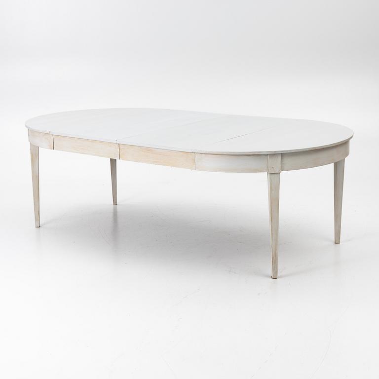 A dining table, early 20th Century.