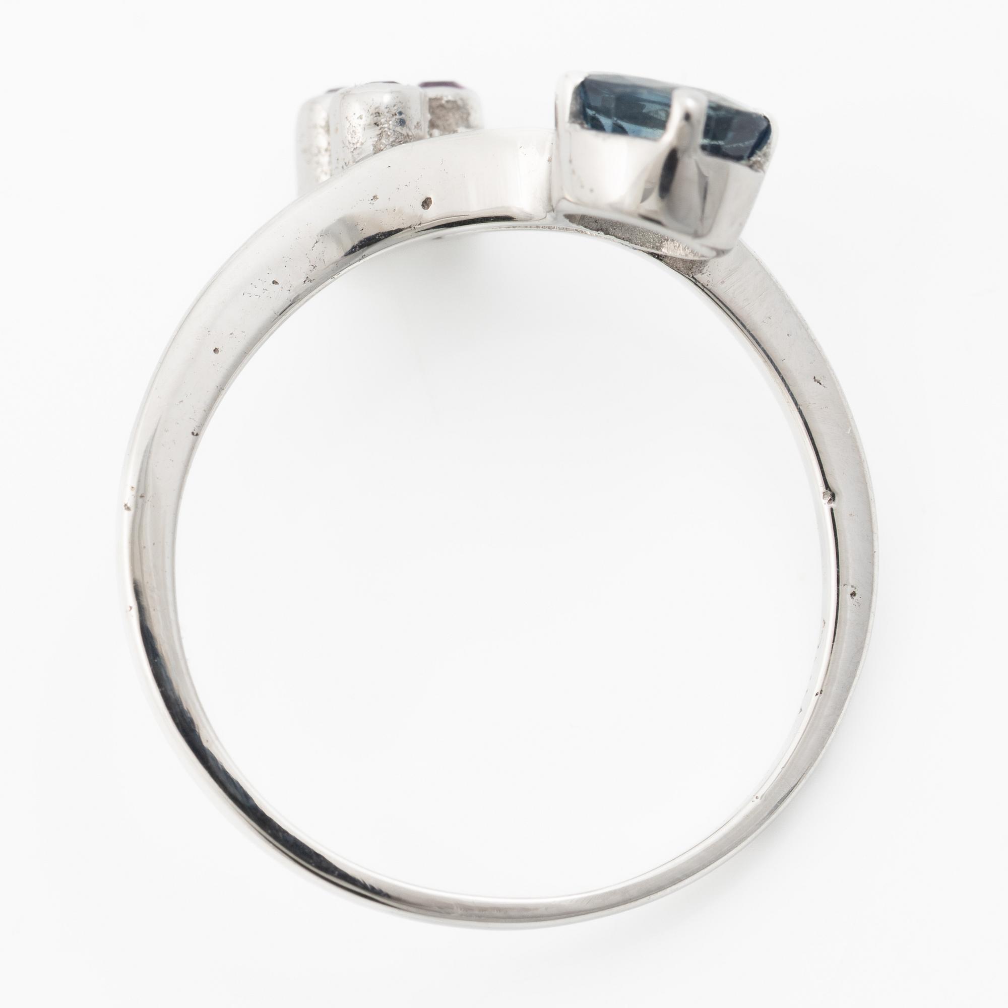 14K white gold ring with sapphire and small rubies.