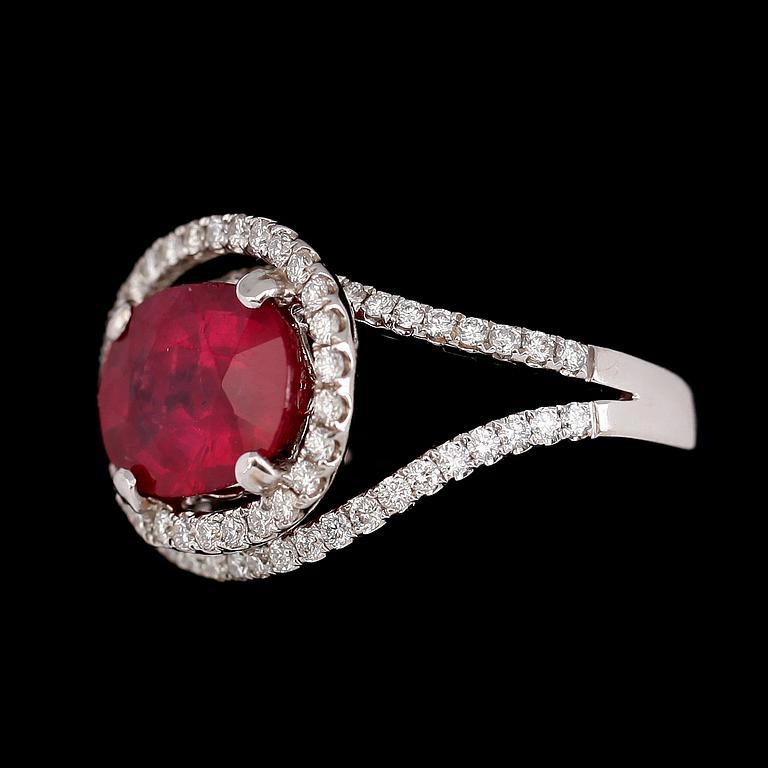 RING, 18 k vitguld, briljantslipade diamanter tot ca 0.84 ct. Rubin, glasfylld och möjligtvis syntetisk.
