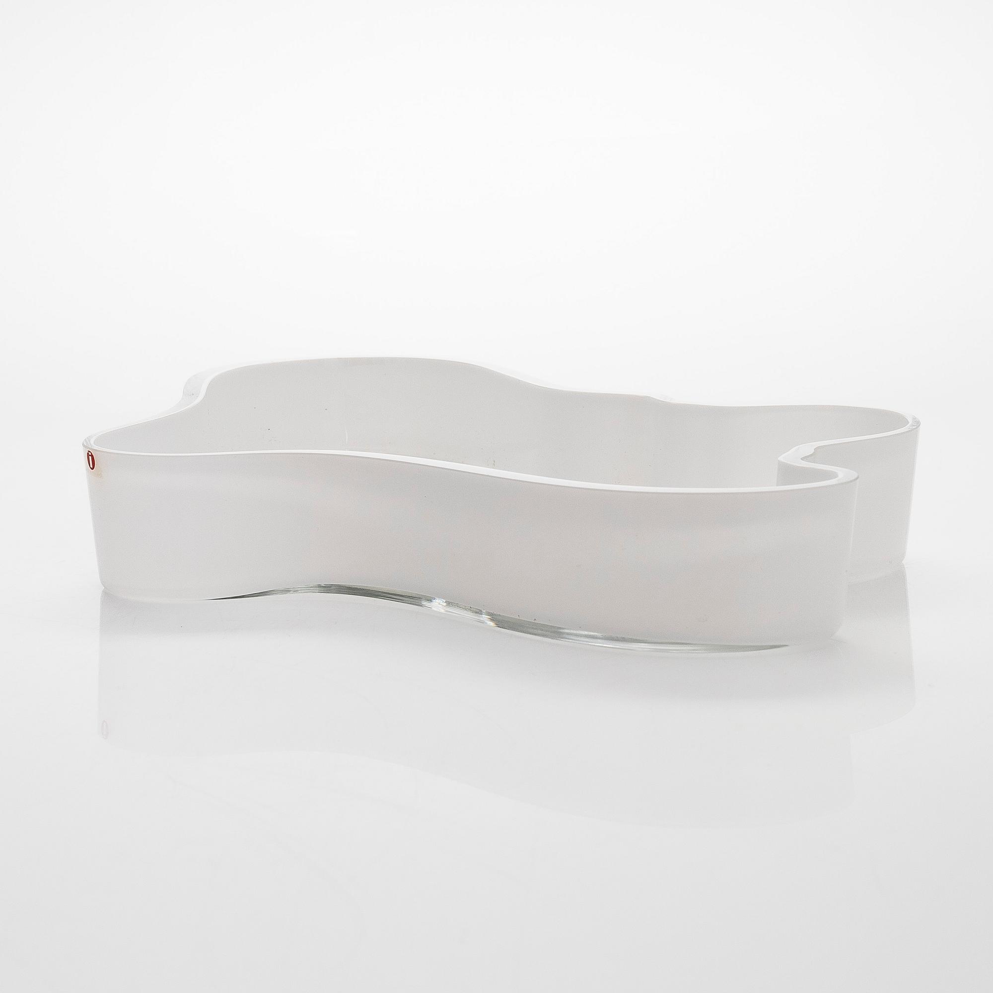 Alvar Aalto, A '3028' dish signed Alvar Aalto Iittala, 89/1985.