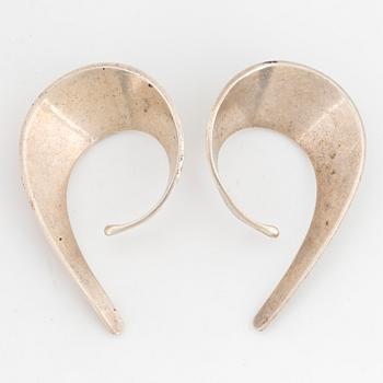 TONE VIGELAND, earrings, "Slynge – Sling", PLUS Sølvstue, Norway Silver Designs,