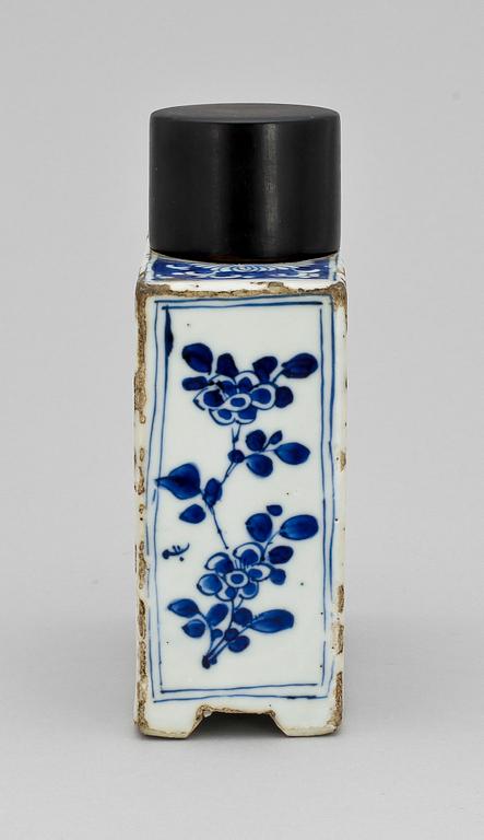 TEFLASKA, porslin, Kina. 1700-tal.