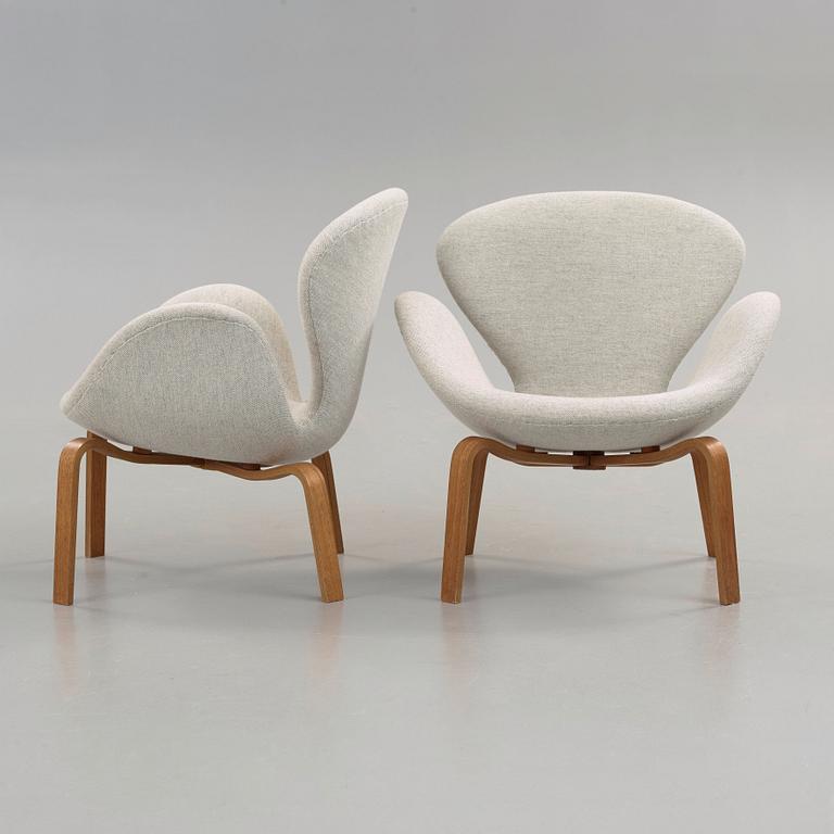 Arne Jacobsen, A pair of 'Swan' easy chairs, Fritz Hansen, Denmark 1966.