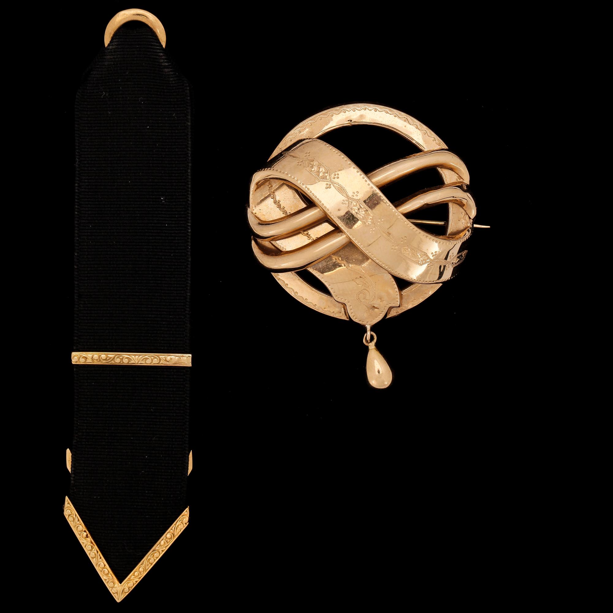 BROSCH SAMT CHATELAINE, guld 18K, bla Gustaf Dahlgren & Co, Malmö 1919. Tot ca 11 gram.