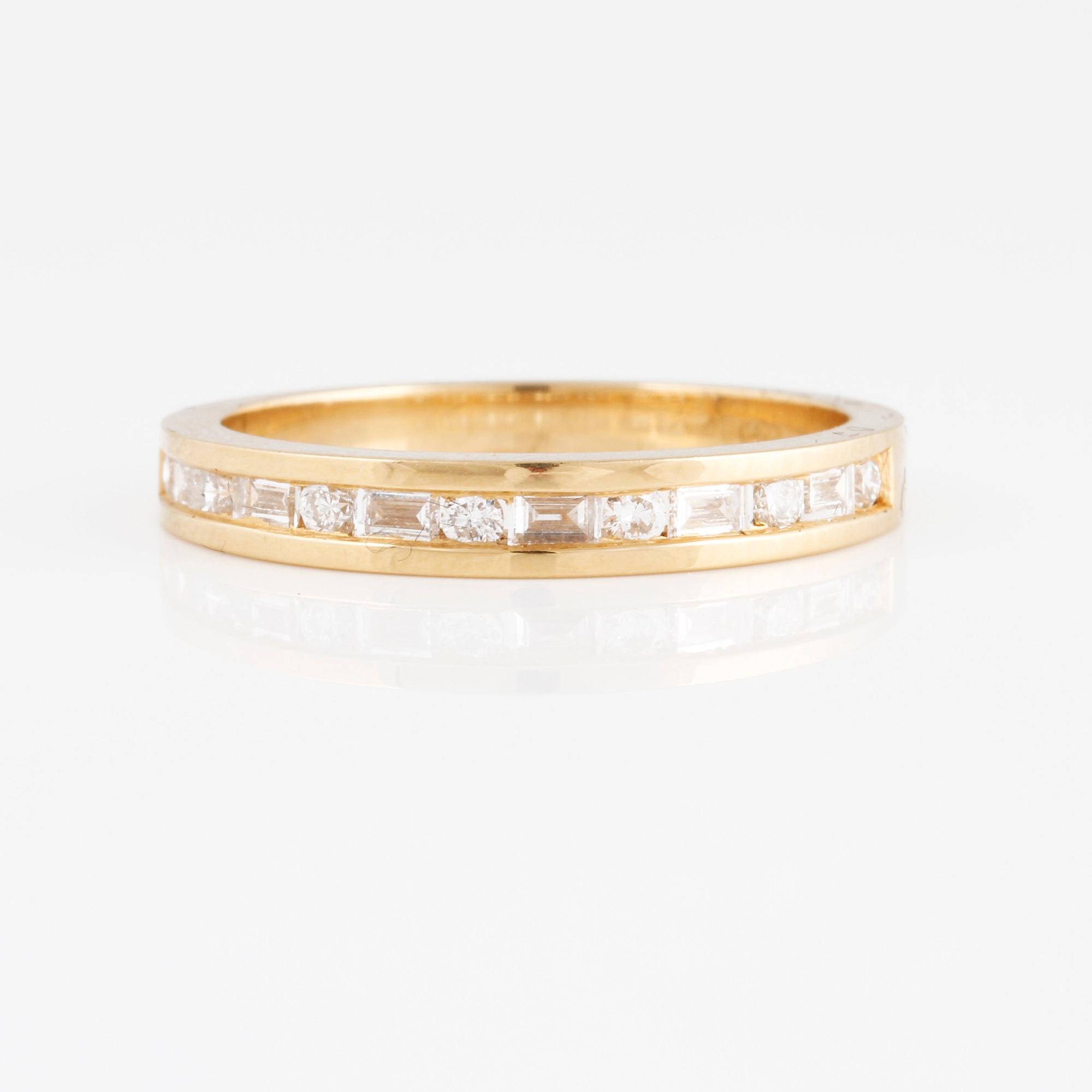 RING, 18K guld med briljant och baguetteslipade diamanter 0.50 ct. Vikt 4,9 gram.
