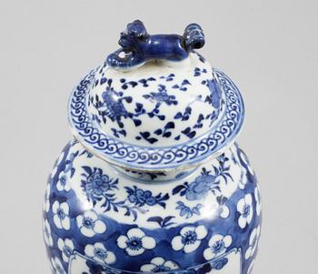 LOCKURNA, porslin, Kina, 1800-tal.