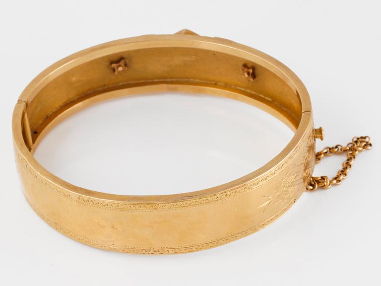 ARMBAND, 18K guld med 9 orientaliska pärlor, JEP, Stockholm, 1882. Vikt 23,6 gram.