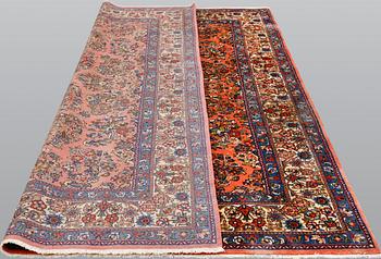 A Sarouk carpet, ca 258 x 210 cm.