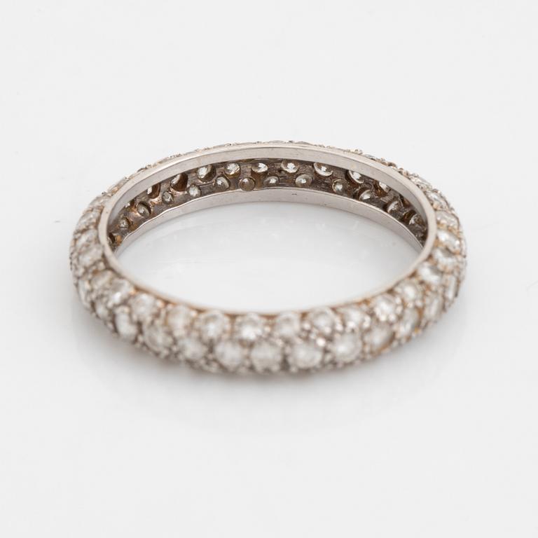 An 18K white gold ring set with round brilliant-cut diamonds.
