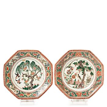 A pair of famille verte dishes, Qing dynasty, Kangxi (1662-1722).